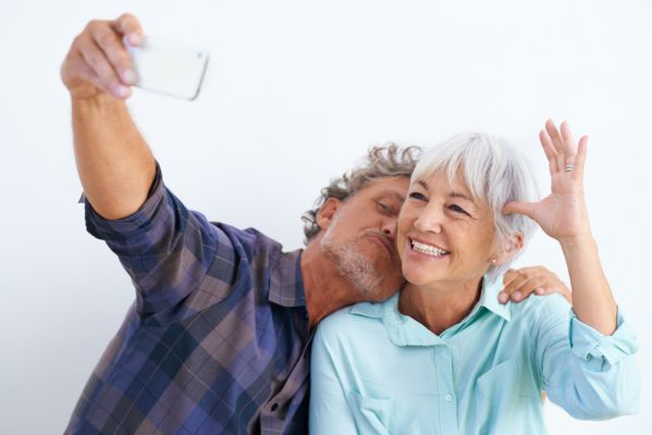 ein älteres Paar fotografiert sich selbst