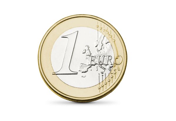 eine ein Euro Münze auf weißem Hintergrund