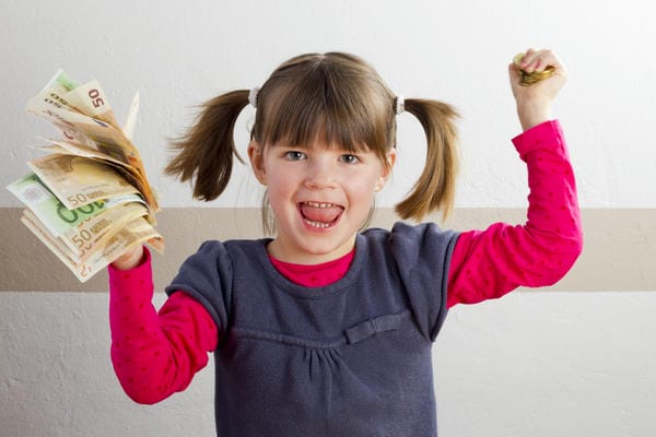 Voraussetzungen für Kindergeld Jubelndes Mädchen mit Geld in den Händen