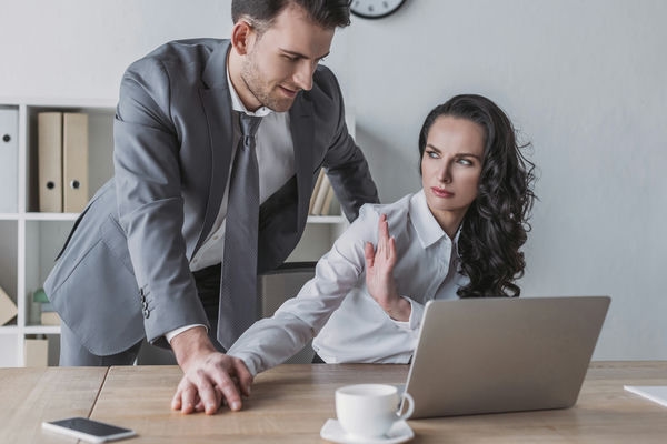 Sexuelle Belästigung am Arbeitsplatz: Das sagt das Arbeitsrecht