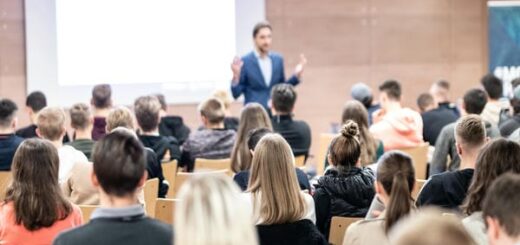 Redner hält einen Vortrag im Konferenzsaal bei einer Veranstaltung. Publikum im Konferenzsaal.