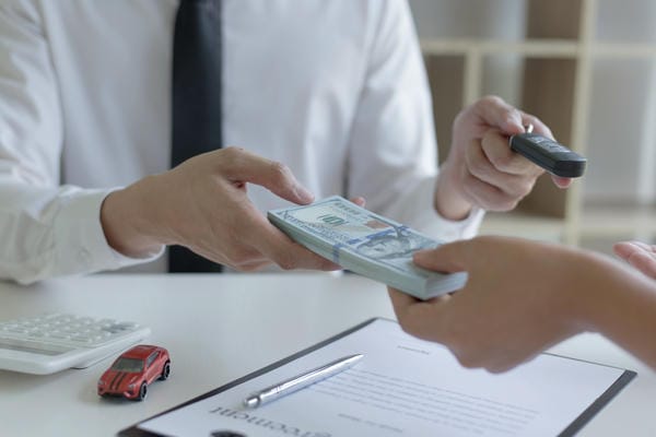 Bei einer Gehaltsumwandlung nimmt jemand Geld an und gibt dafür einen Autoschlüssel