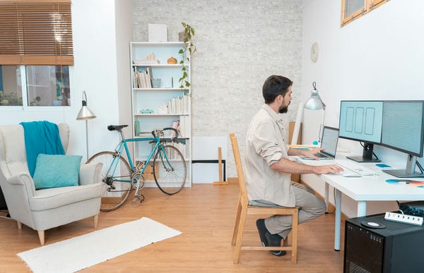 ein Mann sitzt im Home Office am Computer