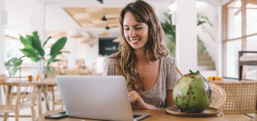 Frau sitzt am Laptop in einem Innenbereich in Thailand