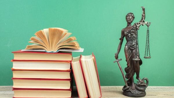 Bücher und eine Justizia Statue