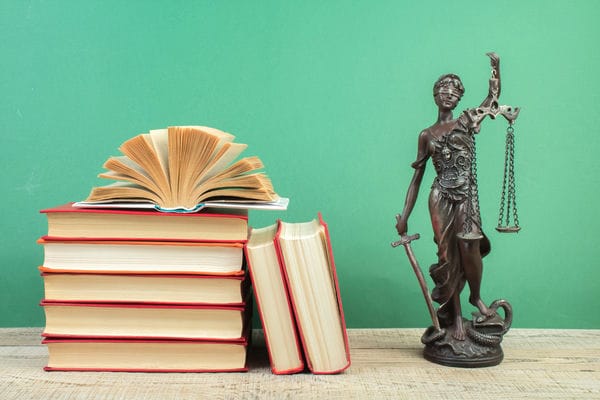 Bücher und eine Justizia Statue